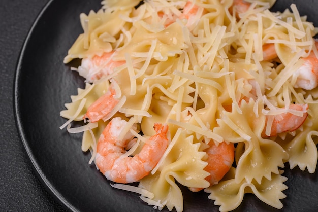 Deliciosa massa farfalle com camarão lagostim com molho cremoso