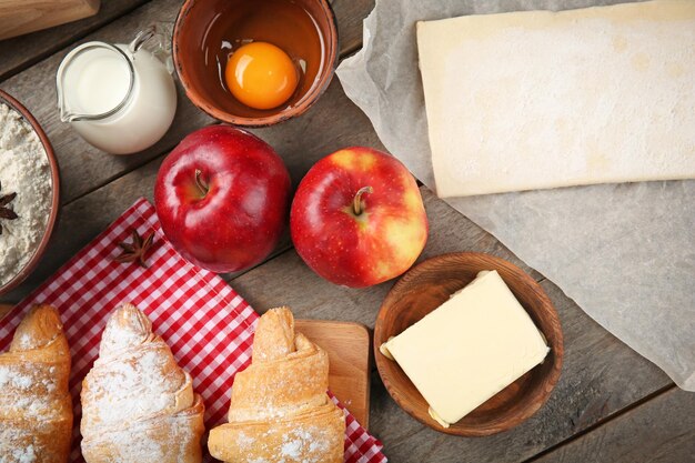 Deliciosa massa folhada com ingredientes na mesa