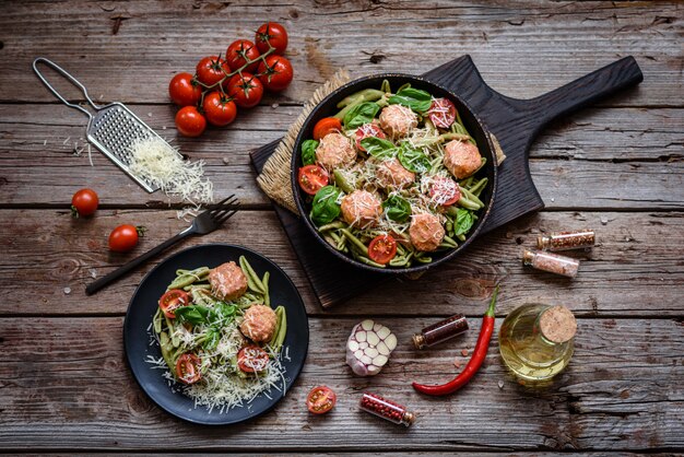 Deliciosa massa fresca com almôndegas, molho, tomate cereja e manjericão