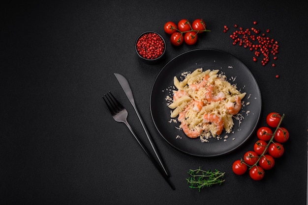 Deliciosa massa fresca de penna com molho de camarão queijo sal e especiarias