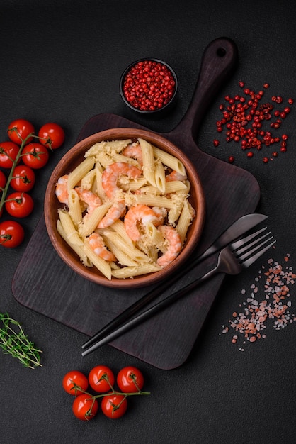 Deliciosa massa fresca de penna com molho de camarão queijo sal e especiarias