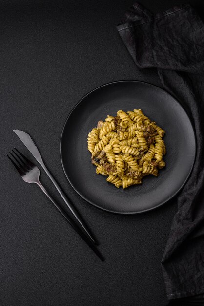 Deliciosa massa fusilli com molho pesto verde com sal e especiarias