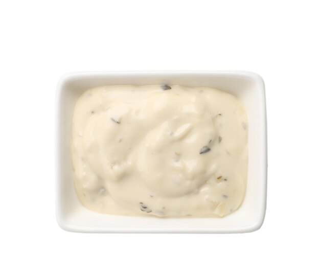Deliciosa mayonesa en un recipiente aislado en blanco