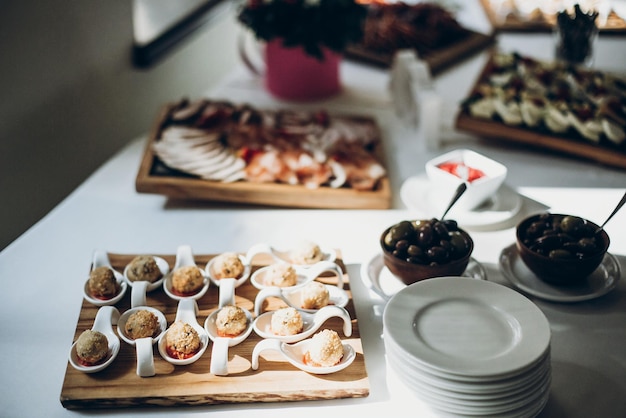 Foto deliciosa mesa con diferentes carnes en la recepción de la boda en el restaurante albóndigas hamsalamisausage y prosciutto en un plato de catering de lujo