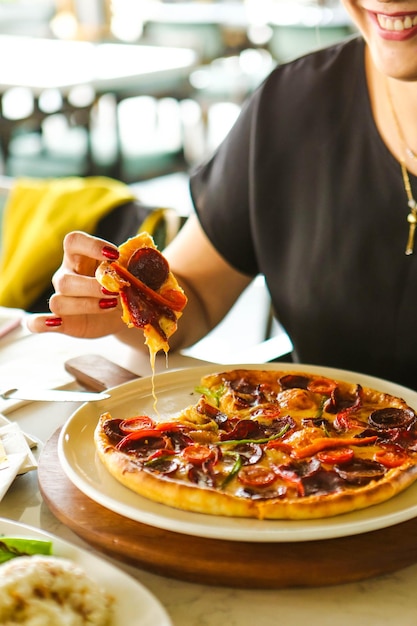 Foto deliciosa mezcla pizza comida italiana