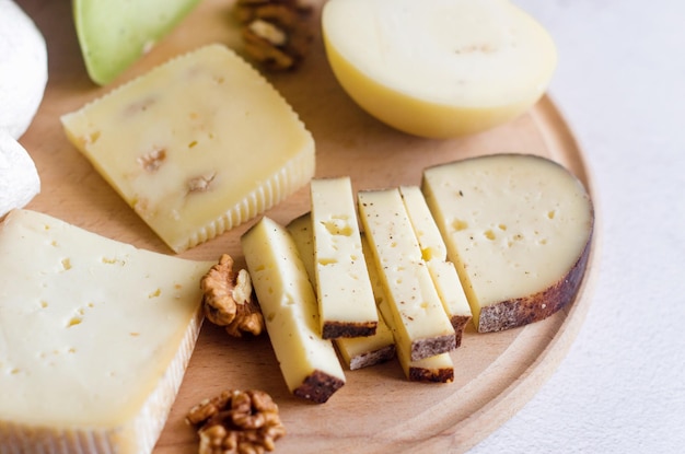 Deliciosa mezcla de quesos con mermelada de uvas snacks crackers nueces