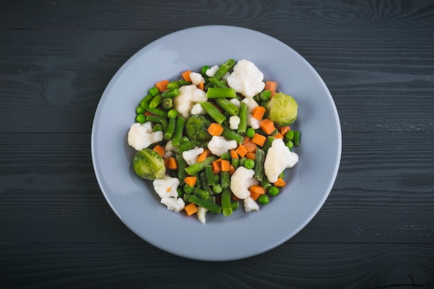 Deliciosa mezcla de verduras en el plato.