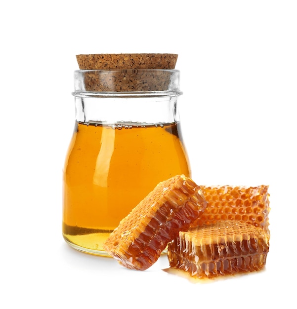 Deliciosa miel natural sobre fondo blanco. Producto orgánico.