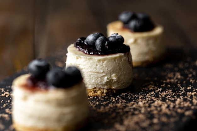 Deliciosa mini tarta de queso hecha a mano con superficie de madera rústica