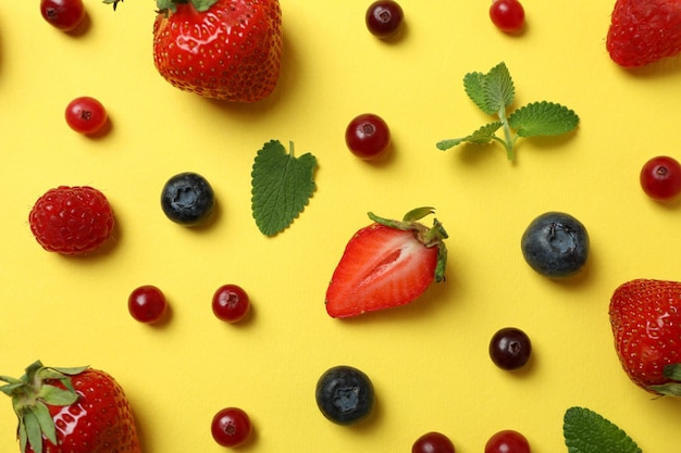 Deliciosa mistura de frutas frescas em fundo amarelo