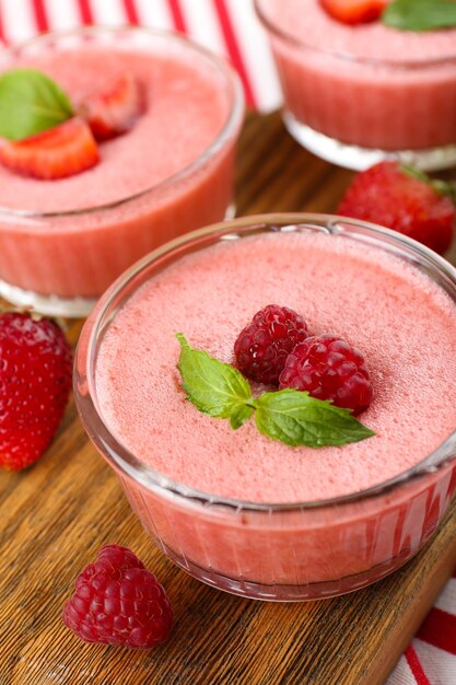 Deliciosa mousse de bayas en tazones en primer plano de la mesa