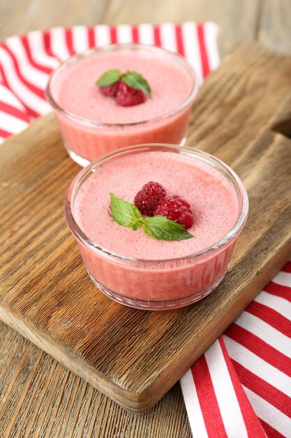 Deliciosa mousse de bayas en tazones en primer plano de la mesa