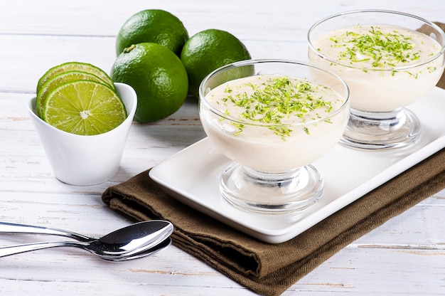 Deliciosa mousse de limão. sobremesa refrescante e saborosa - mousse de limão