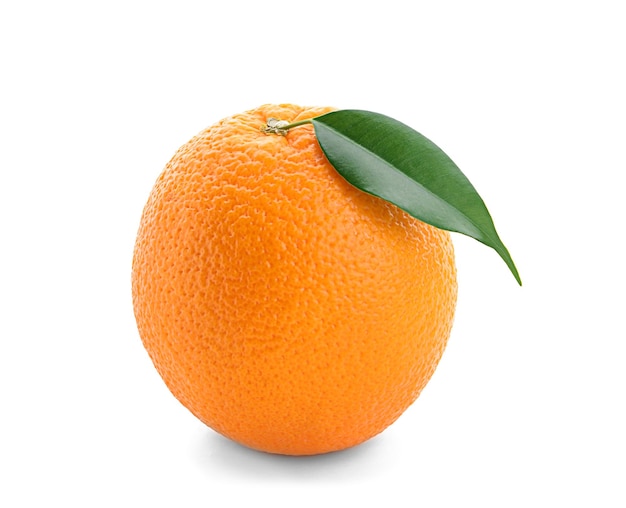 Deliciosa naranja fresca sobre fondo blanco.