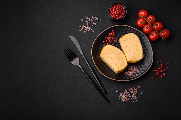 Deliciosa omelete com especiarias de leite e ervas cortadas em pedaços grandes