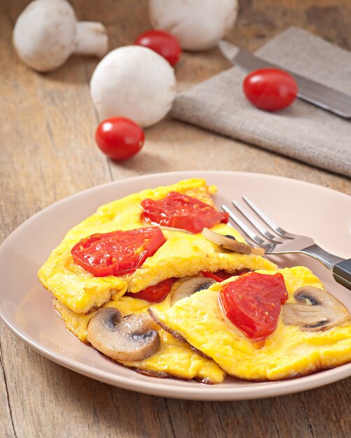 Deliciosa omelete com tomate e cogumelos