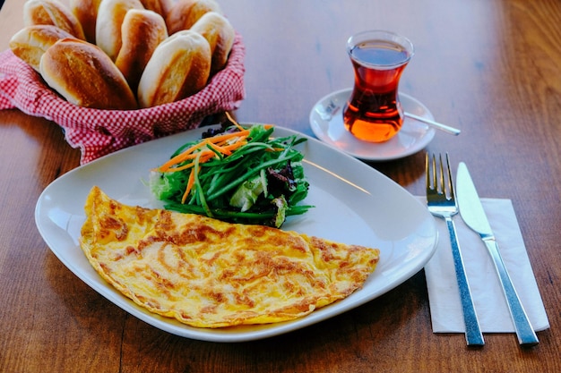 Deliciosa omelete e prato de café da manhã na mesa.