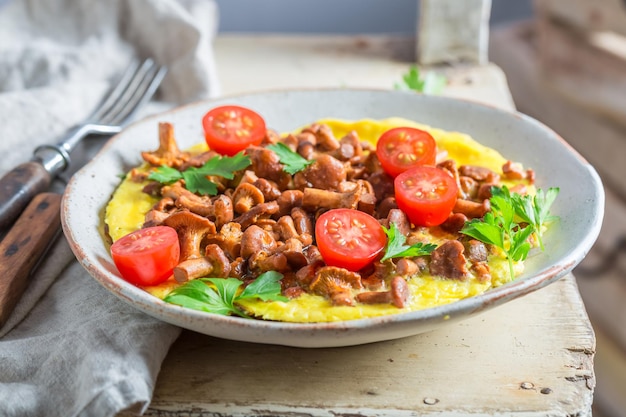 Deliciosa omelete feita de cogumelos chanterelles frescos