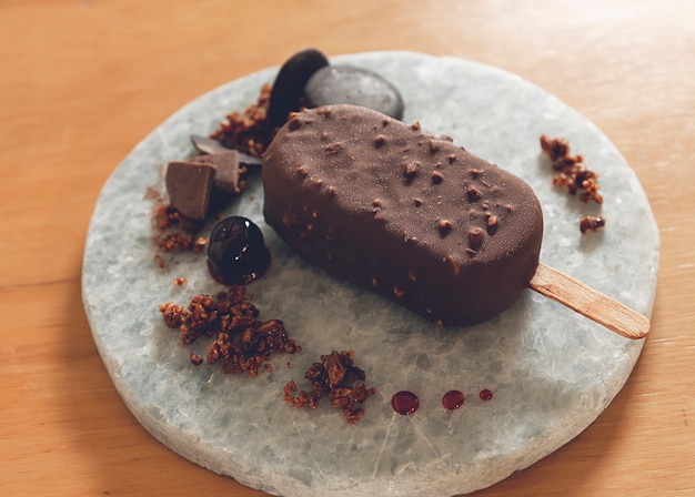 una deliciosa paleta de arándanos cubierta de chocolate