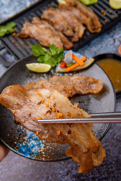 Deliciosa panceta de cerdo en rodajas a la parrilla con parrilla o salsa a la parrilla chapado en placa