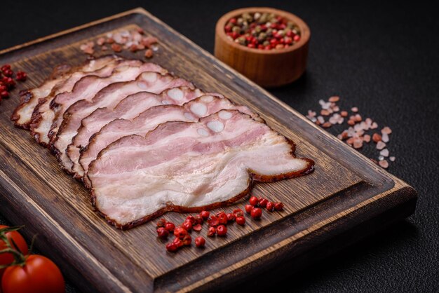 Deliciosa panceta ou bacon fresco com sal e especiarias cortadas em fatias finas