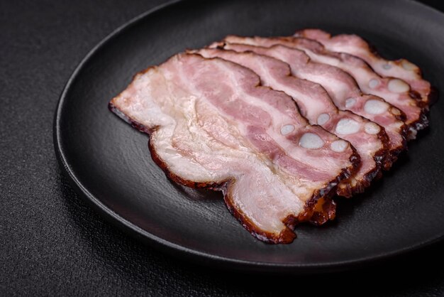 Deliciosa panceta ou bacon fresco com sal e especiarias cortadas em fatias finas