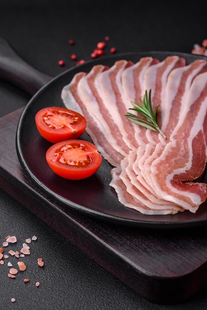 Deliciosa pancetta fresca com sal e especiarias cortada em fatias finas