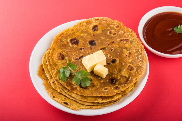 Deliciosa paratha caliente con ghee y salsa de tomate