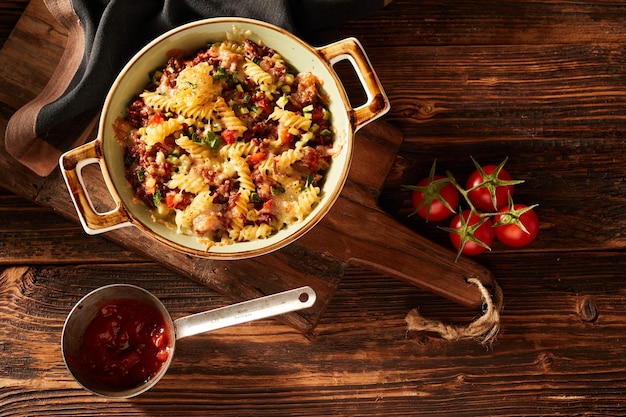 Deliciosa pasta al horno con carne picada y tomates con queso