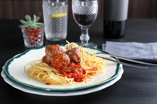 Deliciosa pasta con albóndigas y salsa de tomate en plato