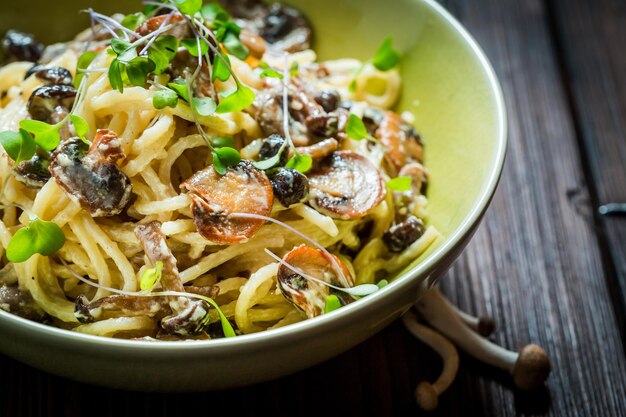 Deliciosa pasta con champiñones y perejil