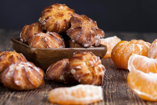 Deliciosa pasta choux con azúcar en polvo