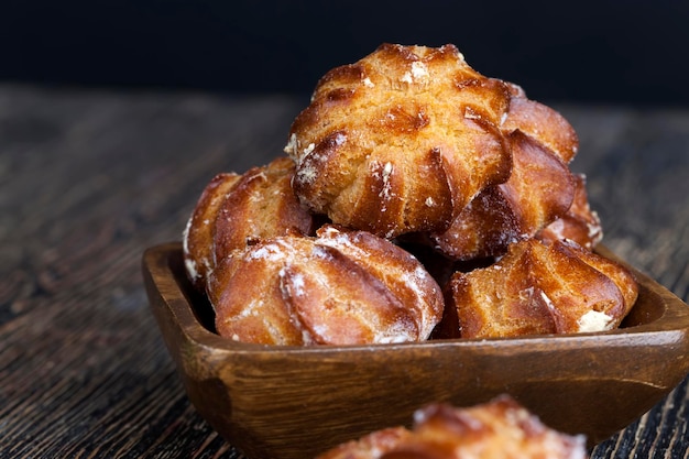 Deliciosa pasta choux con azúcar en polvo