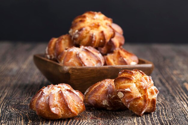 Deliciosa pasta choux con azúcar en polvo