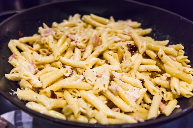 Foto deliciosa pasta cremosa de penne en sartén sartén