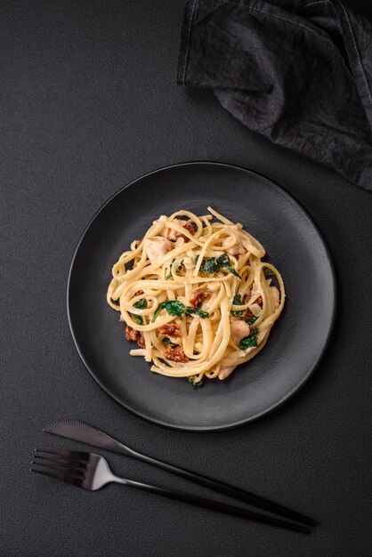 Deliciosa pasta con espinacas tomates secados al sol queso cebollas