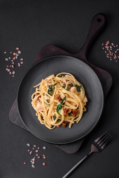 Deliciosa pasta con espinacas tomates secados al sol queso cebollas