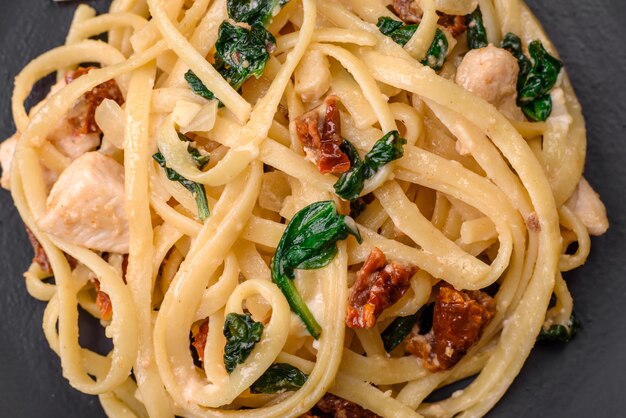 Deliciosa pasta con espinacas tomates secados al sol queso cebollas