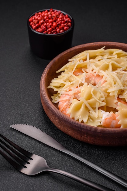 Deliciosa pasta farfalle con camarones langostinos con salsa cremosa