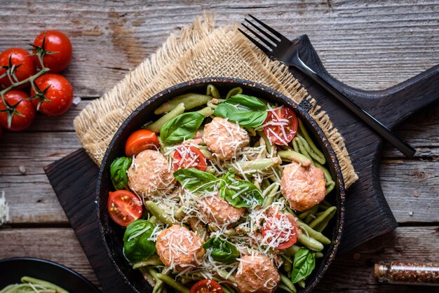 Deliciosa pasta fresca con albóndigas en un plato