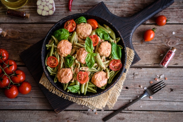 Foto deliciosa pasta fresca con albóndigas, salsa, tomates cherry y albahaca