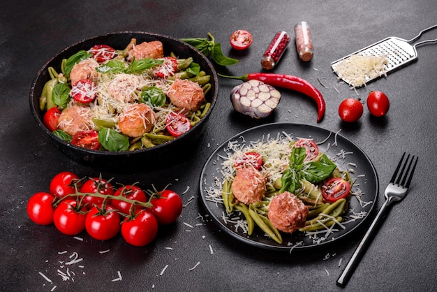 Deliciosa pasta fresca con albóndigas, salsa, tomates cherry y albahaca