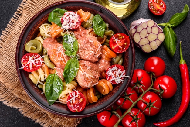 Deliciosa pasta fresca con albóndigas, salsa, tomates cherry y albahaca