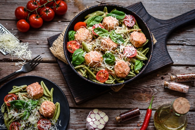 Deliciosa pasta fresca con albóndigas, salsa, tomates cherry y albahaca