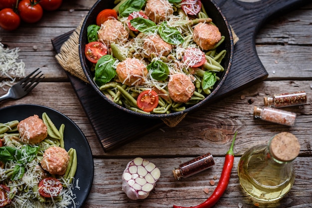 Deliciosa pasta fresca con albóndigas en una sartén