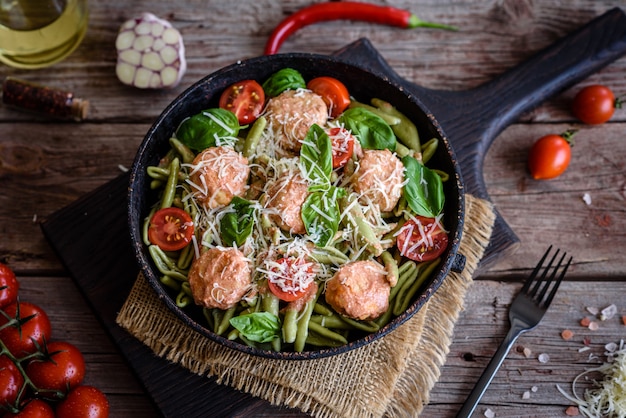 Deliciosa pasta fresca con albóndigas