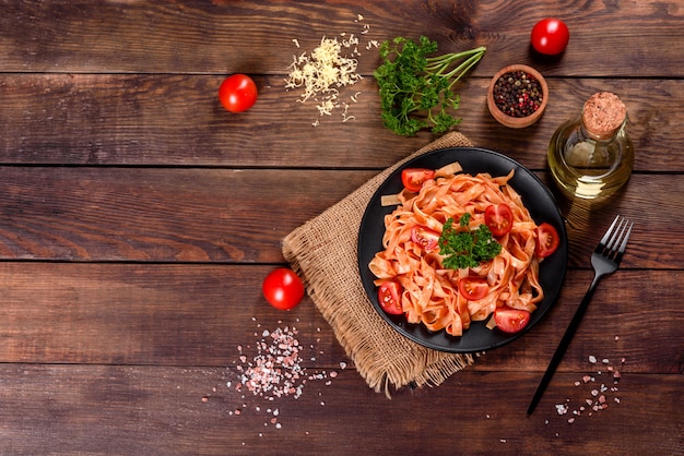 Deliciosa pasta fresca com molho de tomate com especiarias e ervas. Cozinha mediterrânea