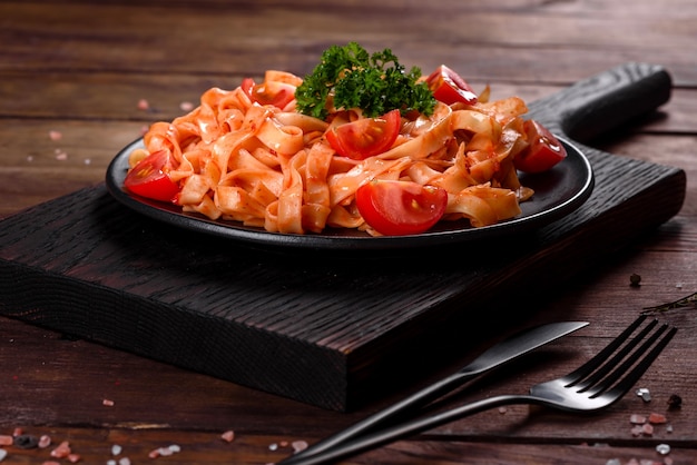 Deliciosa pasta fresca com molho de tomate com especiarias e ervas. Cozinha mediterrânea