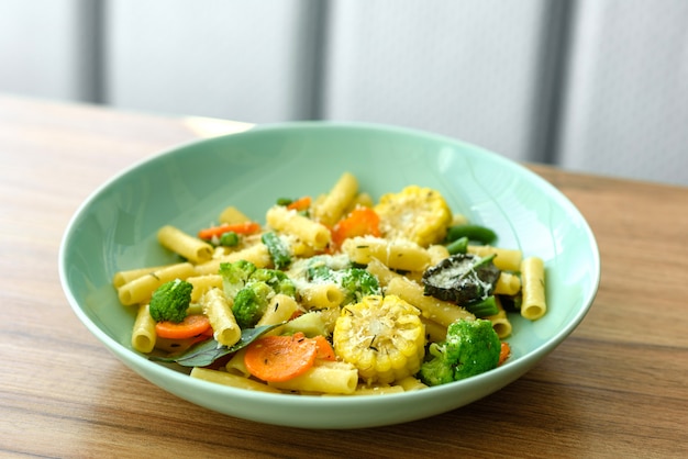 Deliciosa pasta fresca y tibia con verduras