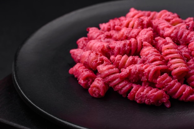 Deliciosa pasta fusilli con pesto de remolacha parmesano sal y especias